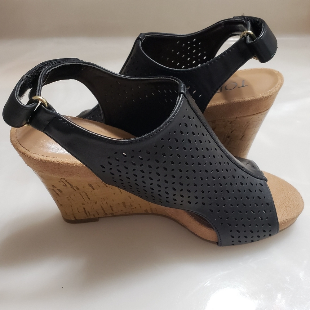 Toetos Black Wedge Sandals in Size 6